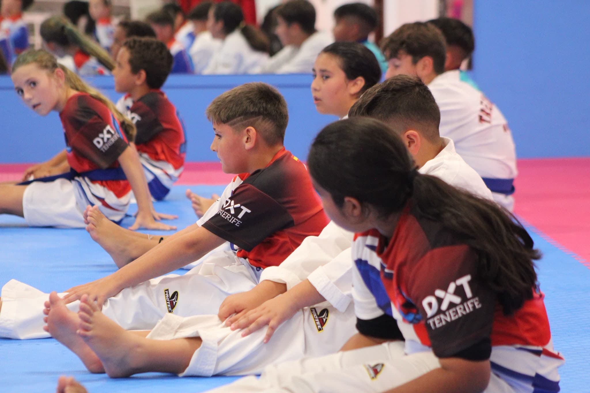 Alumnos de SAMGUK sentados en el tatami