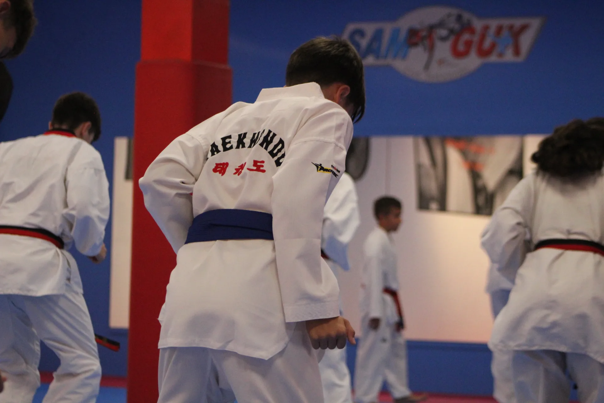 Alumnos de SAMGUK practicando taekwondo en el tatami