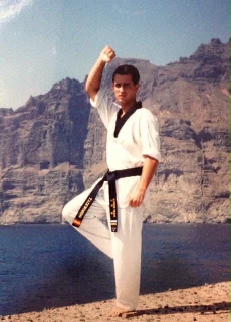 Leopoldo García con dobok y cinturón negro